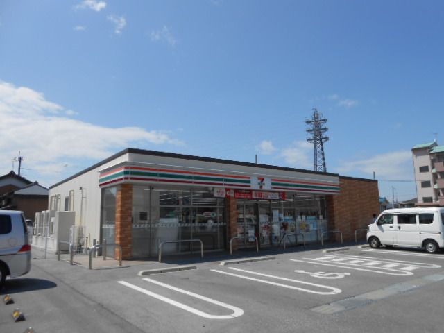 近くのコンビニまで1,100m（徒歩14分）