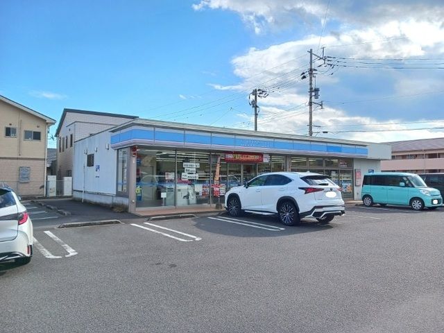 近くのローソン東餅田店まで750m（徒歩10分）