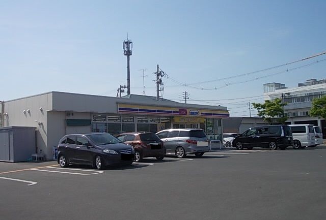 近くのコンビニまで650m（徒歩9分）