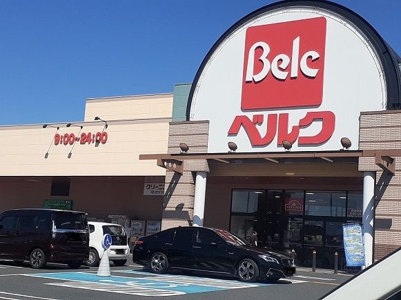 近くのベルク伊勢崎寿店まで1,200m（徒歩15分）