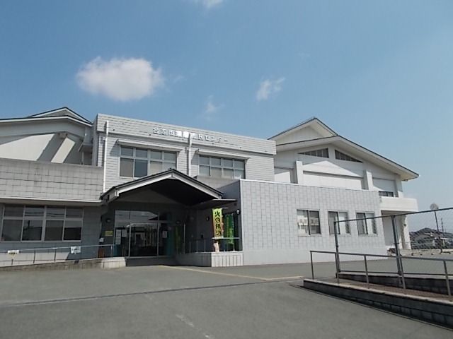 近くの役所まで800m（徒歩10分）
