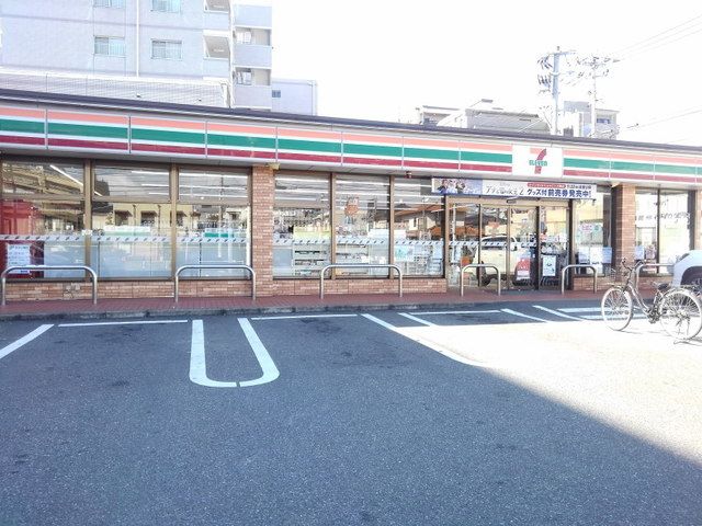 近くのセブンイレブン博多三筑2丁目店まで550m（徒歩7分）