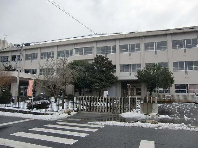 近くの金勝小学校まで1,770m（徒歩23分）