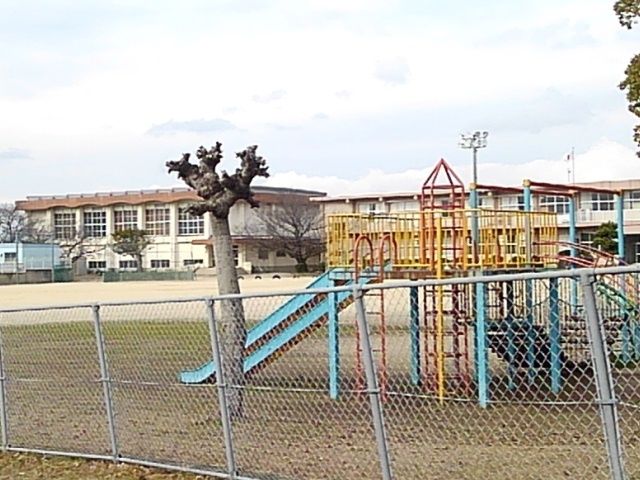 近くの松原小学校まで970m（徒歩13分）