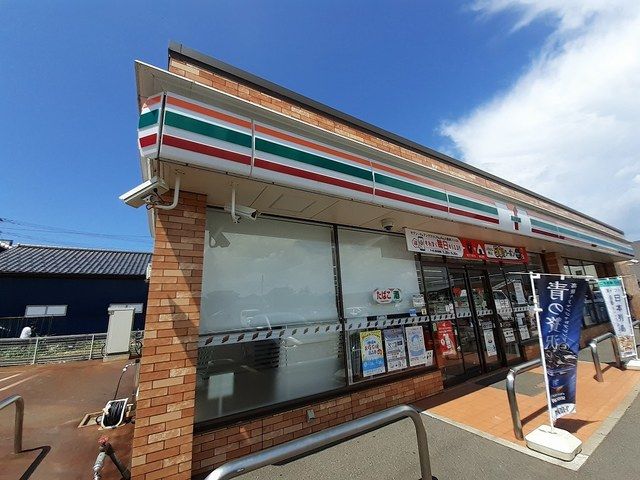 近くのセブンイレブン亀田曙店まで750m（徒歩10分）