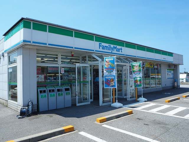近くのファミリーマート魚津江口店まで950m（徒歩12分）