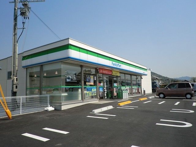 近くのファミリーマート平生町角浜店まで1,400m（徒歩18分）