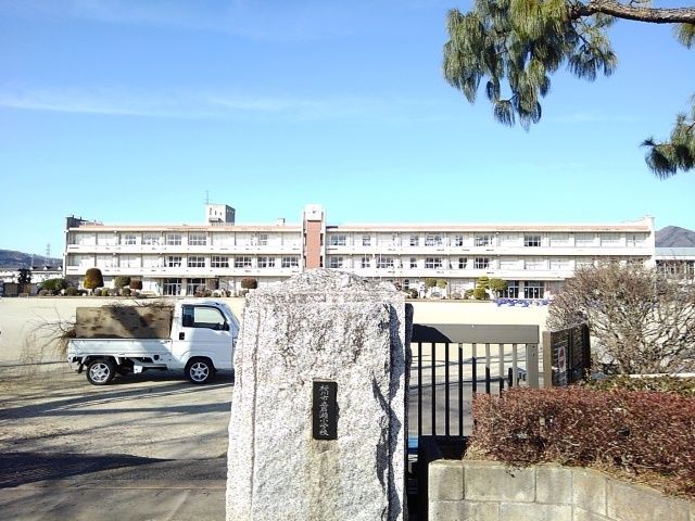 近くの桜川市立岩瀬小学校まで400m(徒歩5分)