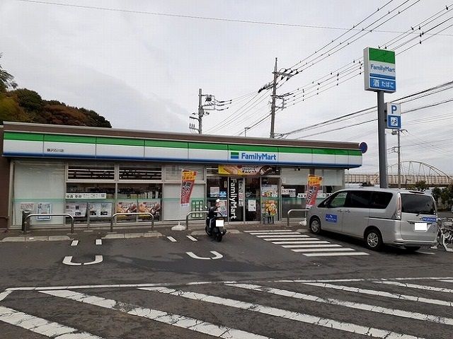 近くのファミリーマートまで350m（徒歩5分）