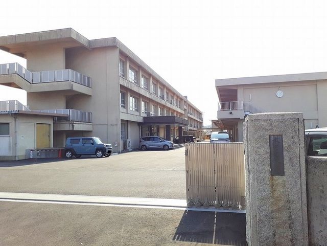 近くの木之子中学校まで300m（徒歩4分）