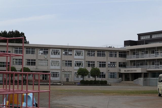 近くの小学校まで230m（徒歩3分）