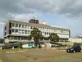 近くの小千谷市役所まで1,210m（徒歩16分）