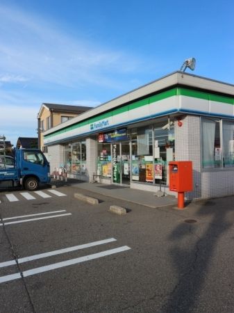 近くのコンビニまで700m（徒歩9分）