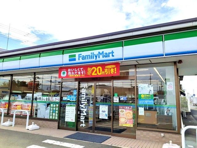 近くのファミリーマート岩橋店様まで1,400m（徒歩18分）