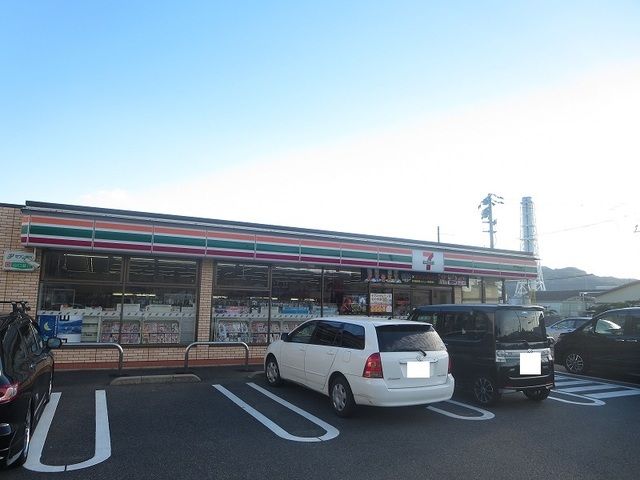近くのセブンイレブン柳井港前店まで1,100m（徒歩14分）