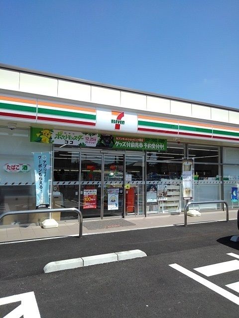 近くのコンビニまで290m（徒歩4分）