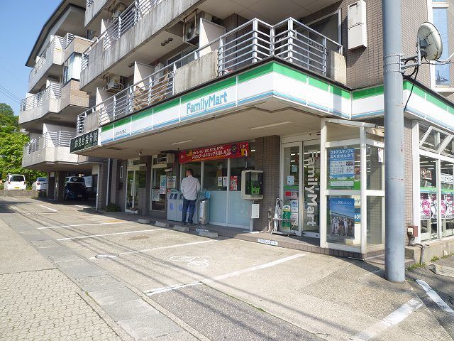 近くのファミリーマートまで600m（徒歩8分）