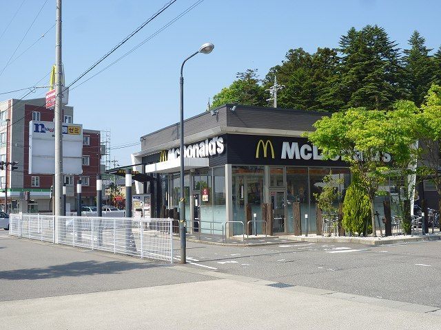 近くのマクドナルドまで800m（徒歩10分）