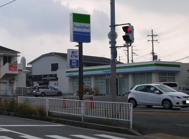 近くのファミリーマート様まで700m（徒歩9分）
