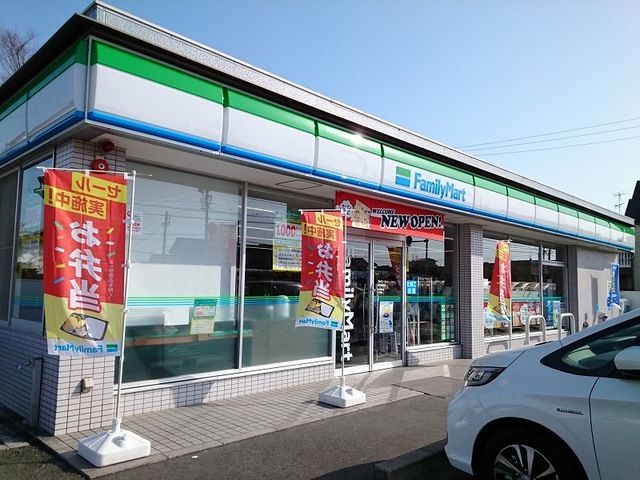 近くのファミリーマート浜松篠原店まで240m（徒歩3分）