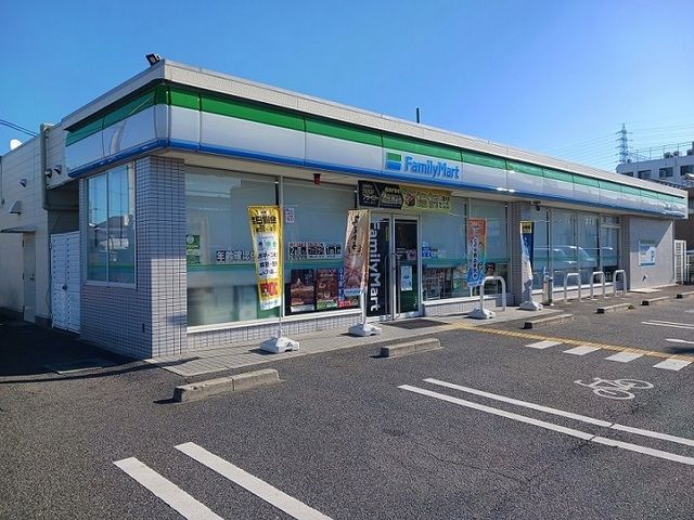 近くのファミリーマート様まで520m（徒歩7分）