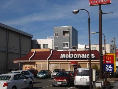近くのマクドナルド 花堂店まで550m（徒歩7分）