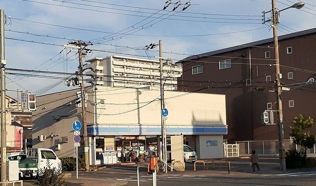 近くのコンビニまで50m（徒歩1分）