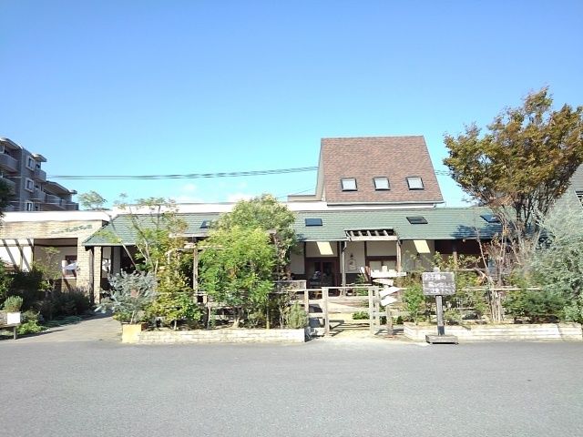 近くの飲食店まで700m（徒歩9分）