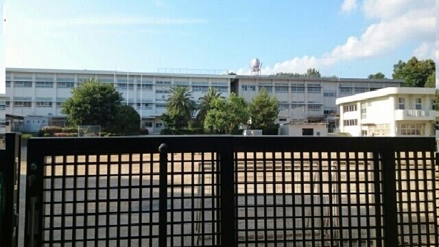 近くの平尾小学校まで1,150m(徒歩15分)