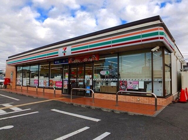 近くのセブンイレブン鴻巣天神３丁目店まで800m（徒歩10分）