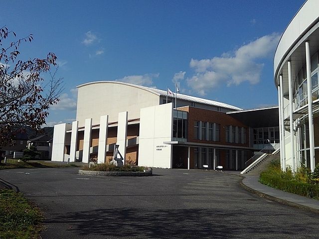 近くの本郷図書館まで3,700m（徒歩47分）