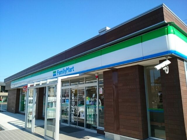 近くのファミリーマート燕三条店まで500m（徒歩7分）