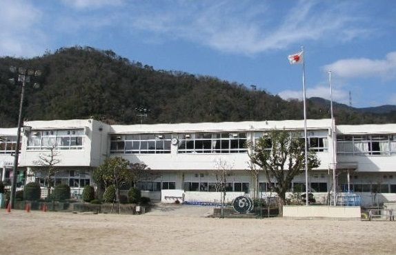 近くの小学校まで1,300m（徒歩17分）