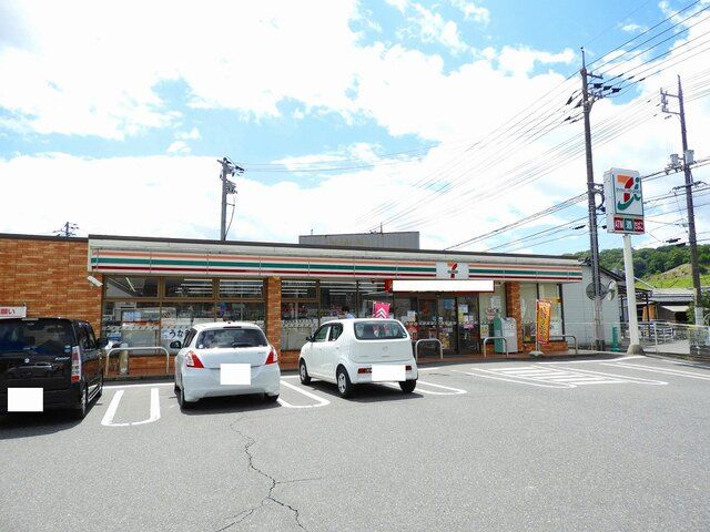 近くのコンビニまで550m（徒歩7分）