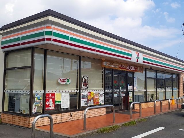 近くのセブンイレブン多治米4丁目店まで700m（徒歩9分）