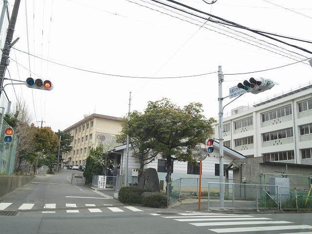 近くの滝尾小学校　滝尾中学校まで850m（徒歩11分）