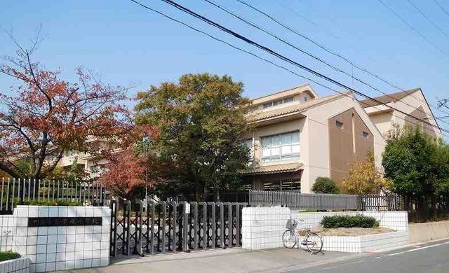 近くの平成小学校まで600m(徒歩8分)