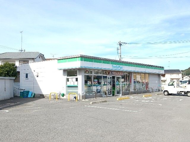 近くのファミリーマート郷桜井３丁目店まで200m（徒歩3分）