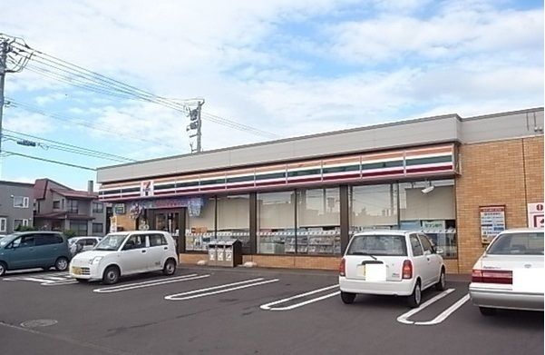 近くのセブンイレブン篠路１０条店まで160m（徒歩2分）