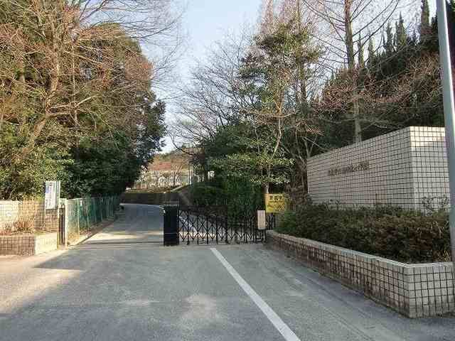 近くの治田東小学校まで2,074m（徒歩26分）