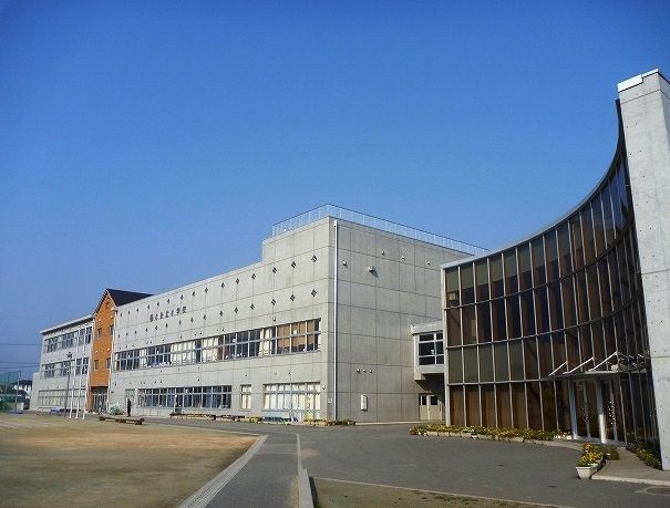 近くの伊奈町立小針小学校まで300m（徒歩4分）