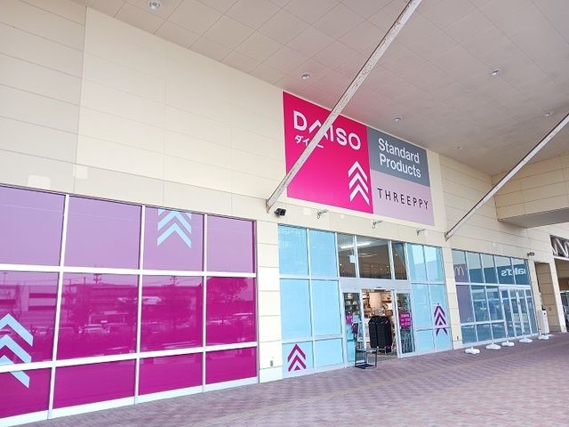 近くのダイソーヨークタウン新田東店まで350m(徒歩5分)