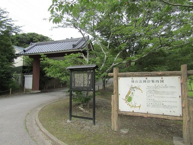 近くの公園まで1,600m（徒歩20分）