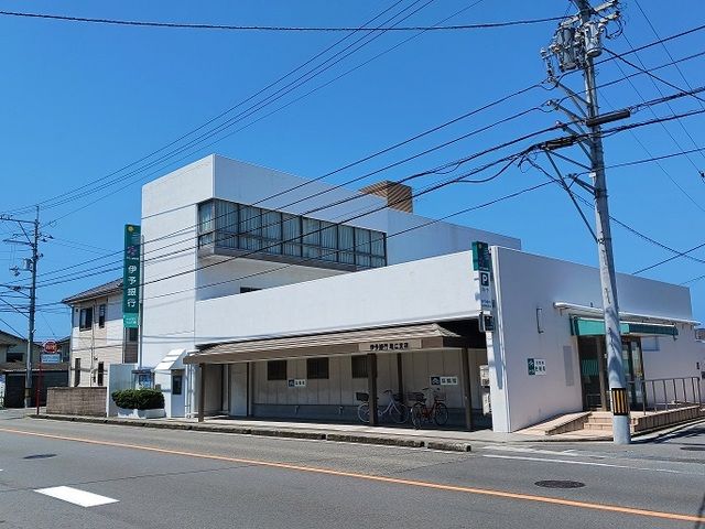 近くの伊予銀行堀江支店様まで450m（徒歩6分）