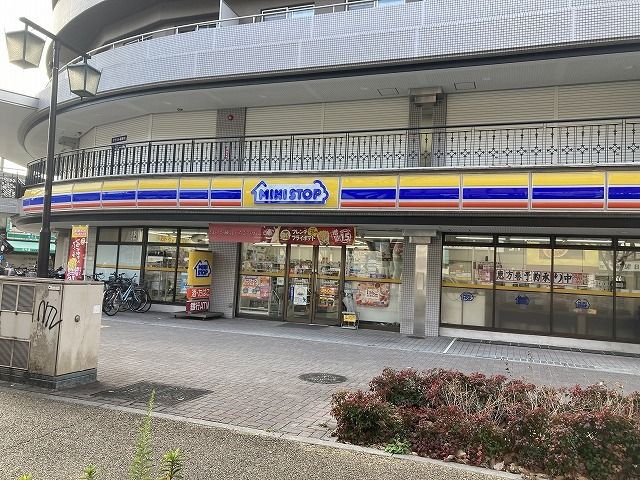 近くのミニストップまで200m（徒歩3分）