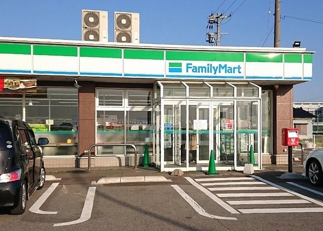 近くのファミリーマートまで850m(徒歩11分)