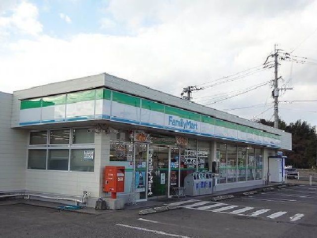 近くのファミリーマートまで800m（徒歩10分）