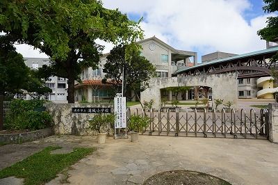 近くの浦城小学校まで210m（徒歩3分）