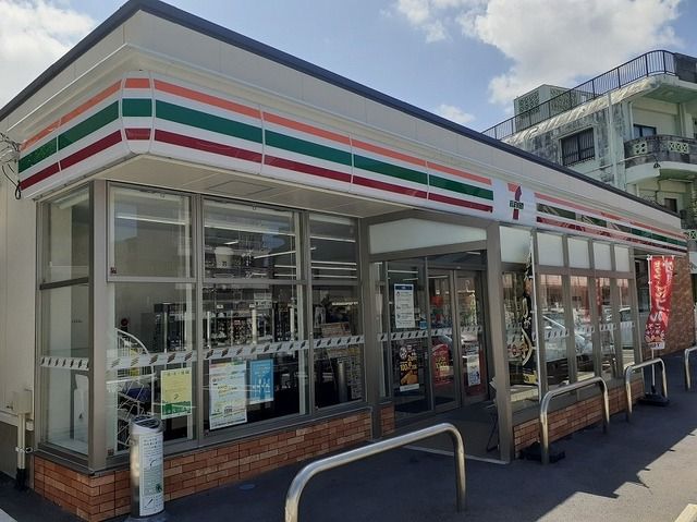 近くのセブンイレブン浦添パイプラインまで250m（徒歩4分）