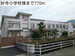 近くの小学校まで770m（徒歩10分）